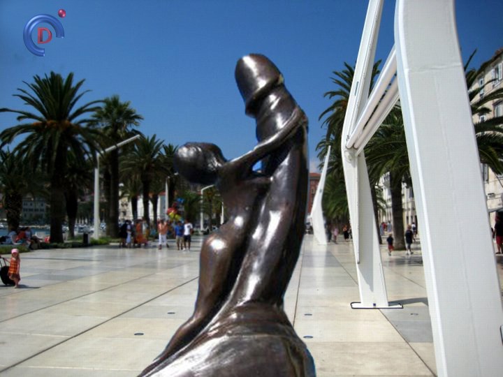 Breaking news: Baldasar podigao spomenik Ladislavu Ilčiću u Splitu. Ilčić zgrožen veličinom!