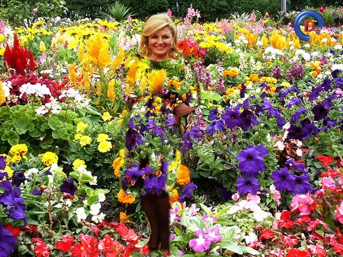 Imaš li dobro oko? Pronađi predsjednicu u cvjetnoj haljini!