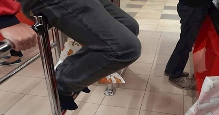 Ovaj čovjek na blagajni u jednoj hrvatskoj trgovini opustio se kao da je kod kuće