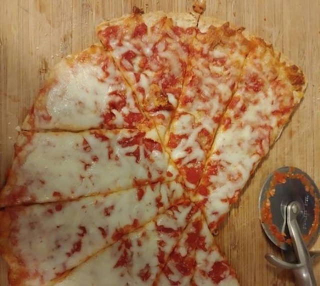 "Kako moja žena reže pizzu."