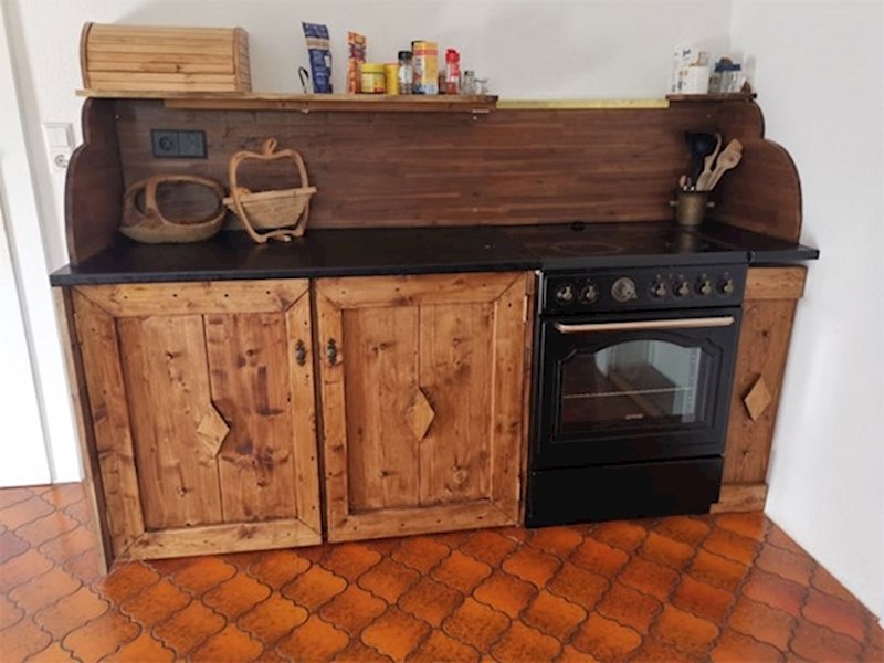 Sav namještaj u dvorcu izradila je Yulia, uključujući kuhinjske ormariće.