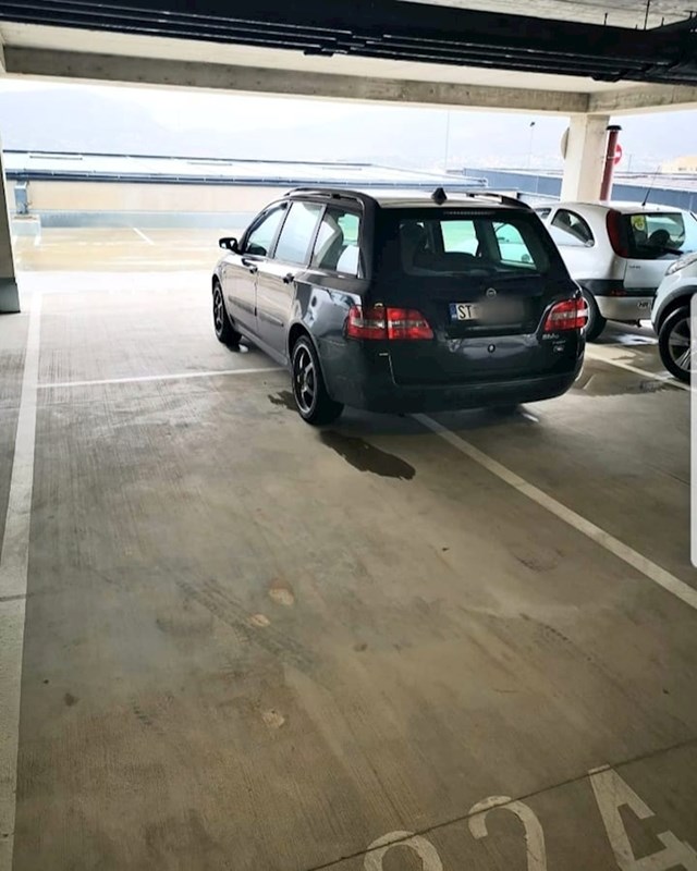 Ovaj vozač zauzeo je čak četiri mjesta na parkingu..