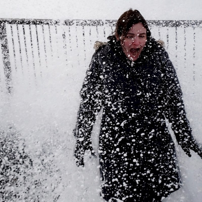 "Zamolila sam dečka da fotografira slatku sliku mene uz ocean, na Islandu."