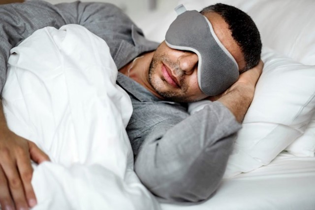 Jedna od stvari koja joj je sigurno koristila bile su maske za spavanje, ako uzmete u obzir da sunce kada ste u zemljinoj orbiti izlazi svako 90 minuta.