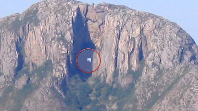 #3 Planina u Norveškoj, Torghatten.