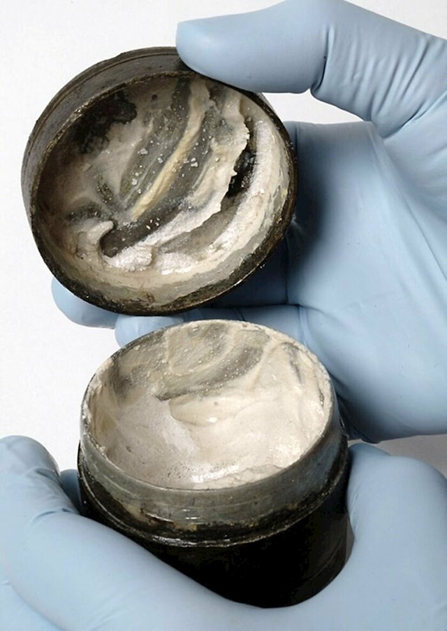 Krema stara 2000 godina. Predmet je pronađen u rimskom hramu posvećenom Marsu. To je najstarija krema za lice na svijetu.