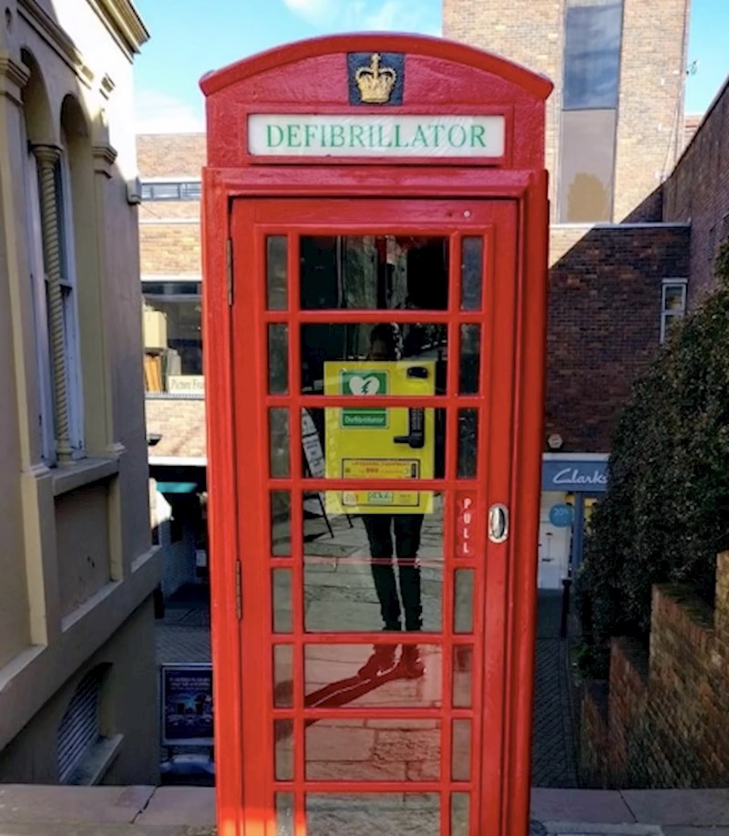 Ova telefonska govornica pretvorena je u mjesto za Defibrilator, medicinsku napravu za hitnu pomoć.