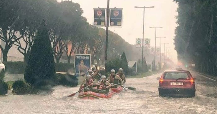 U Splitu za vrijeme poplava na ceste izlaze i neuobičajeni vozači