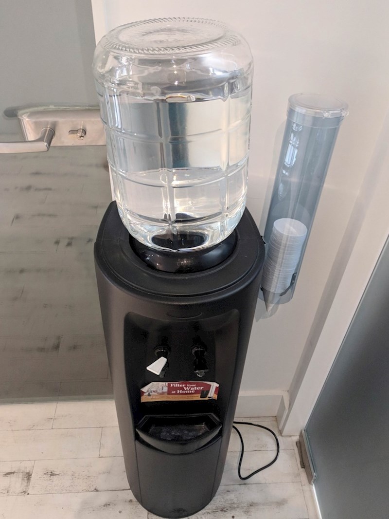 13. Ovaj aparat za vodu ima stakleni vrč umjesto plastičnog.