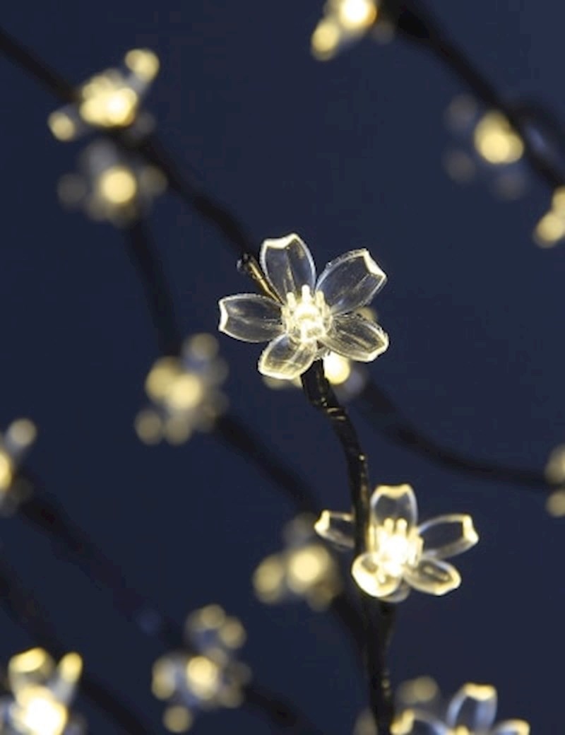 Malo osvijetljeno drvo cvijeta trešnje osvježiti će vašu sobu.