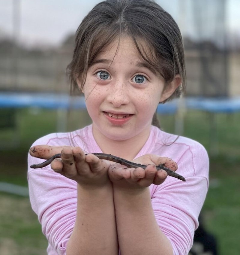 "Laur je toliko ponosna na crva kojeg je pronašla."