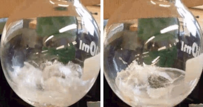 Pogledajte kako se cikloheksan istovremeno kuha i smrzava