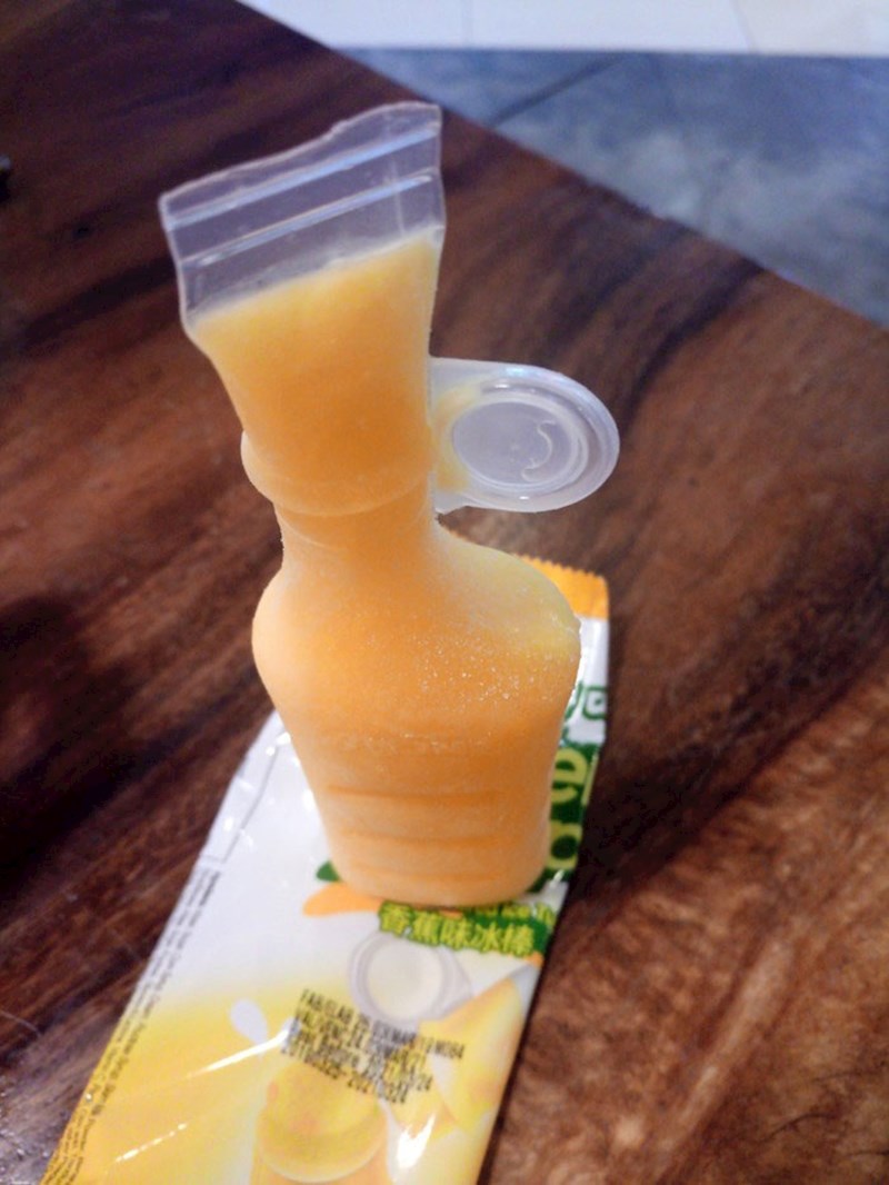 Ovo je korejski sladoled. Samo ga istisnete odozdo prema gore.