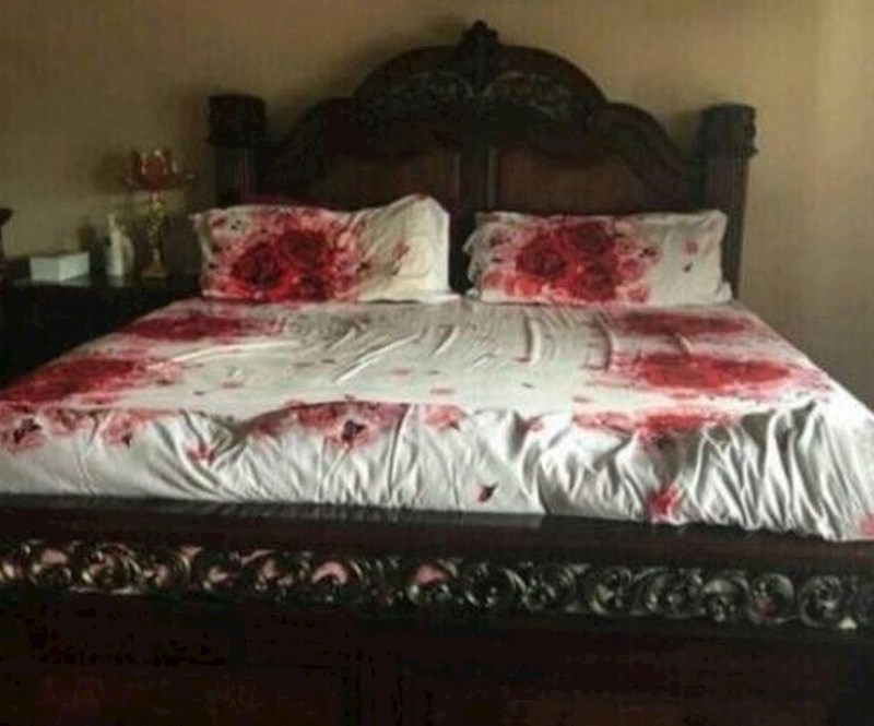 "Izgleda kao scena iz horor filma? Ne, ovo je samo otisak ruža na mojoj novoj posteljini.".