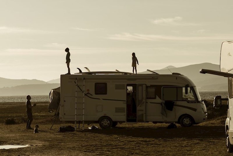 Surferi na putovanju.