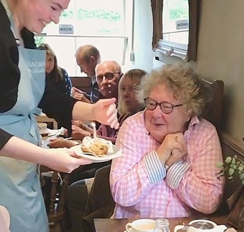 Reakcija na besplatan kolač povodom rođendana u omiljenom restoranu.