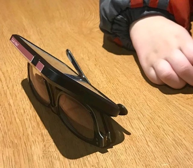 #9 Sunčane naočale mogu biti stalak za mobitel.