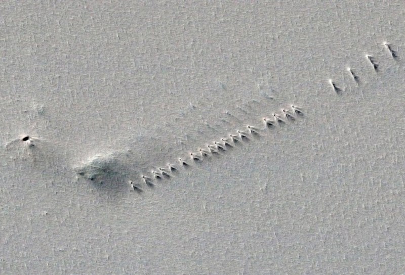 #10 Oko ove snimke s Antrtike razvile su se teorije o misterioznoj strukturi koju je uhvatio Googleov satelit.