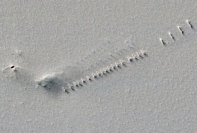 #10 Oko ove snimke s Antrtike razvile su se teorije o misterioznoj strukturi koju je uhvatio Googleov satelit.