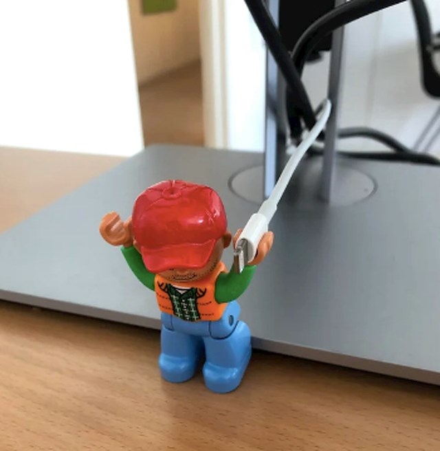 #3 Lego figure vaše djece mogu se koristiti za držanje kablova u kući.