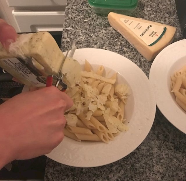 #5 Gulilica za povrće može se koristiti za rezanje sira.