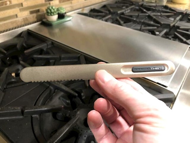 Nož za maslac presvučen titanijem, s unutarnjim toplinskim cijevima od legure bakra. Napravljen je da se zagrije kad ga držite u ruci tako da je lakše namazati maslac.
