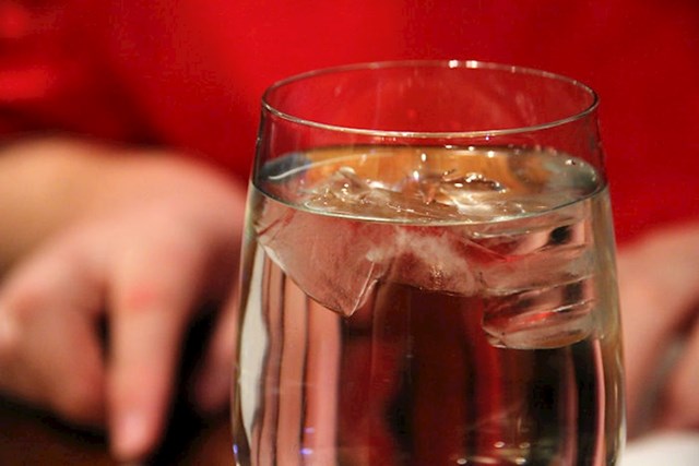 #13 Osam čaša ili dvije litre vode dnevno nije potrebno za održavanje zdravlja