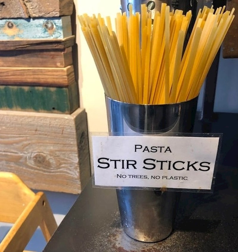 12. Štapići za mješanje u ovom kafiću samo su tjestenina.