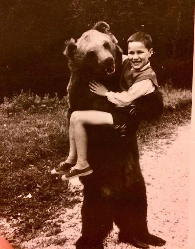 "Mog ujaka drži muškarac u čudnom realističnom medvjeđem kostimu, ranih 70-ih."