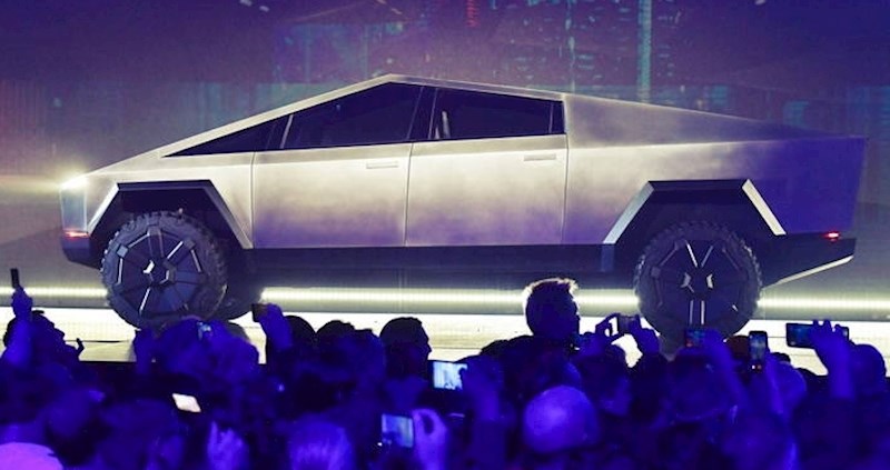 VIDEO Tesla Cybertruck vozilo je od čelika, a stakla su mu armirana