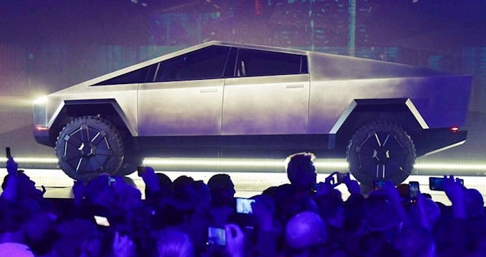 VIDEO Tesla Cybertruck vozilo je od čelika, a stakla su mu armirana