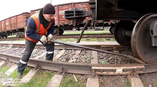 Alat koji omogućuje da jedan čovjek ručno pomiče vlak.
