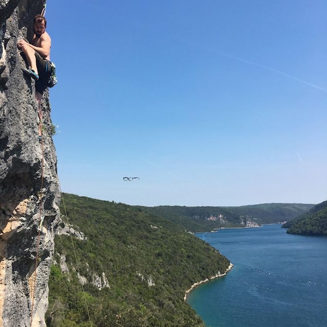 21.  I za kraj ovaj penjač kojem su ispale naočale. Ajoj!