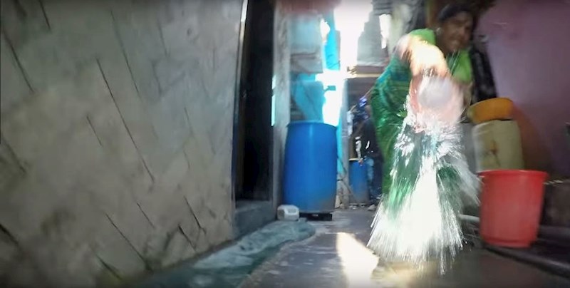 Starica ga je poprskala kantom vode.