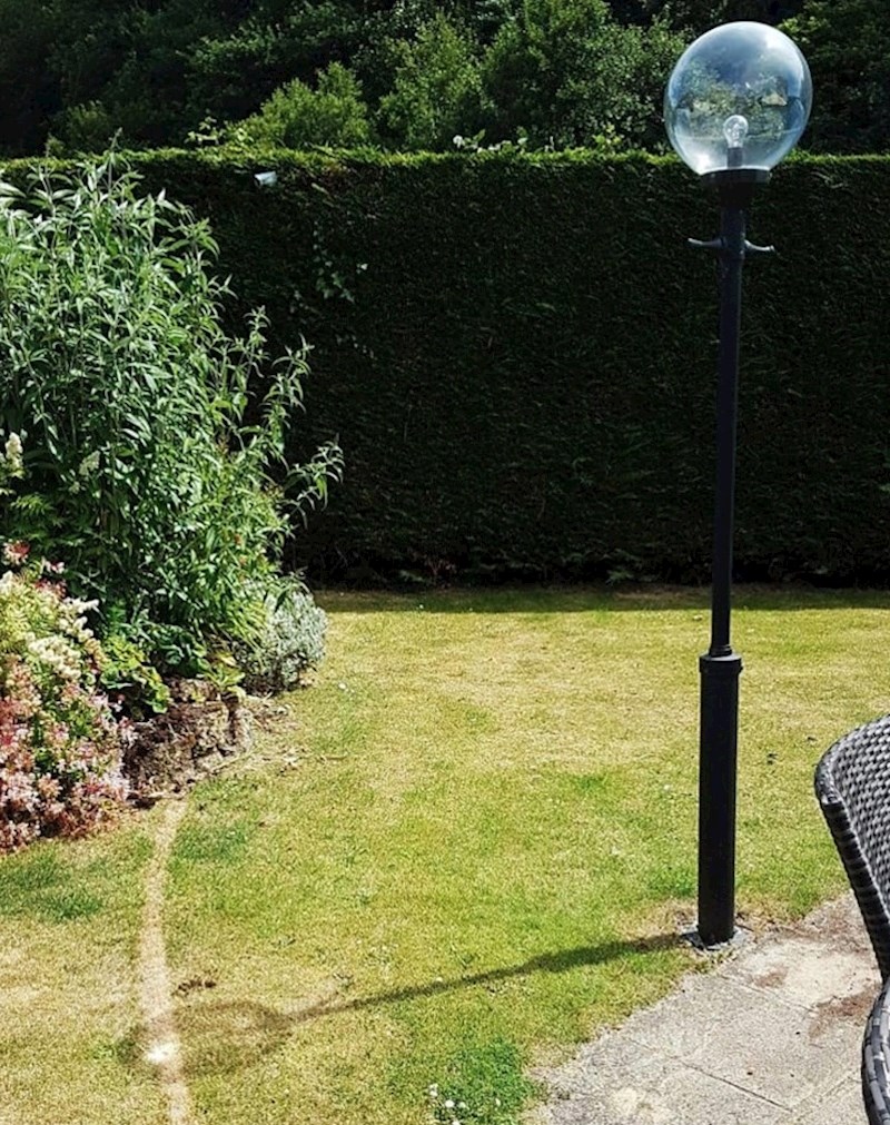 #1 Kupola na ovoj svjetiljci je poput povećala koje gori travu kad sunce proviri kroz nju.