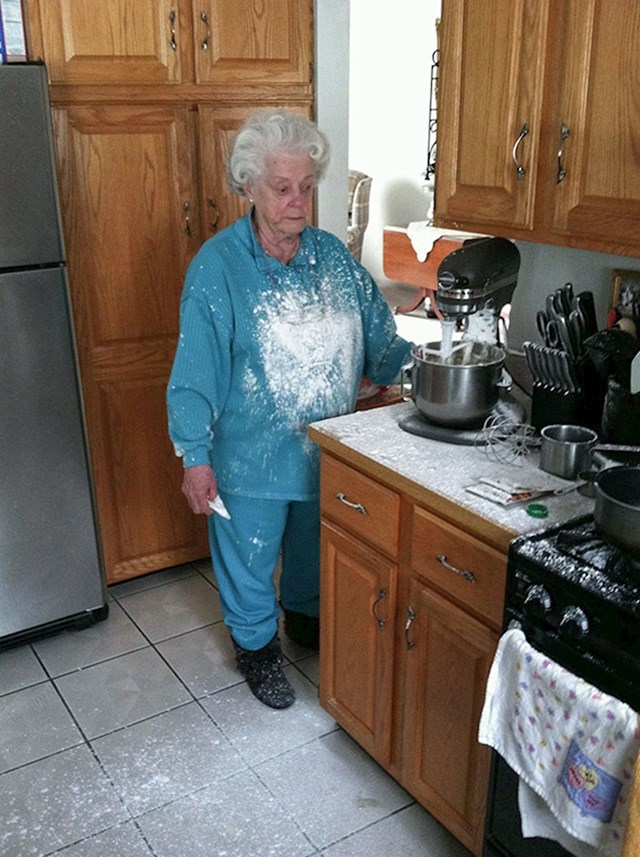 Evo moje najdraže slike moje bake. Bilo joj je teško s mikserom..