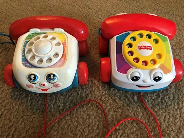 "Moj telefon igračka star 20 godina i moje kćeri potpuno novi! Oba Fisher Price."