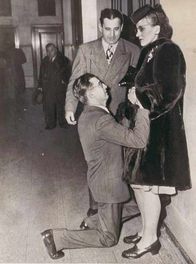 Muškarac moli svoju ženu za oprost uoči razvoda, 1948.