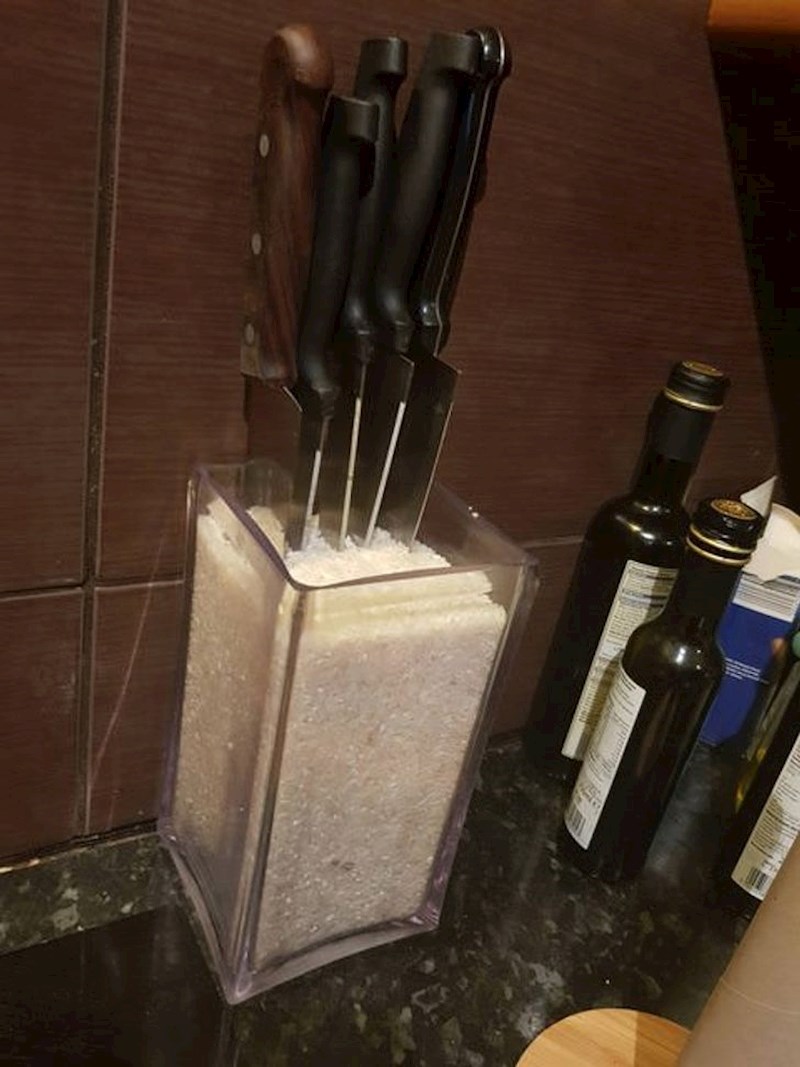 Vaza napunjena rižom savršena je alternativa za držač noža.