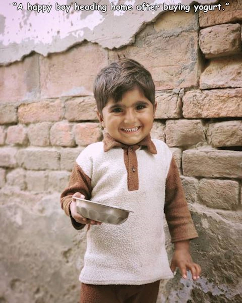 #15 Sretni dječak na putu kući, nakon što je kupio jogurt.