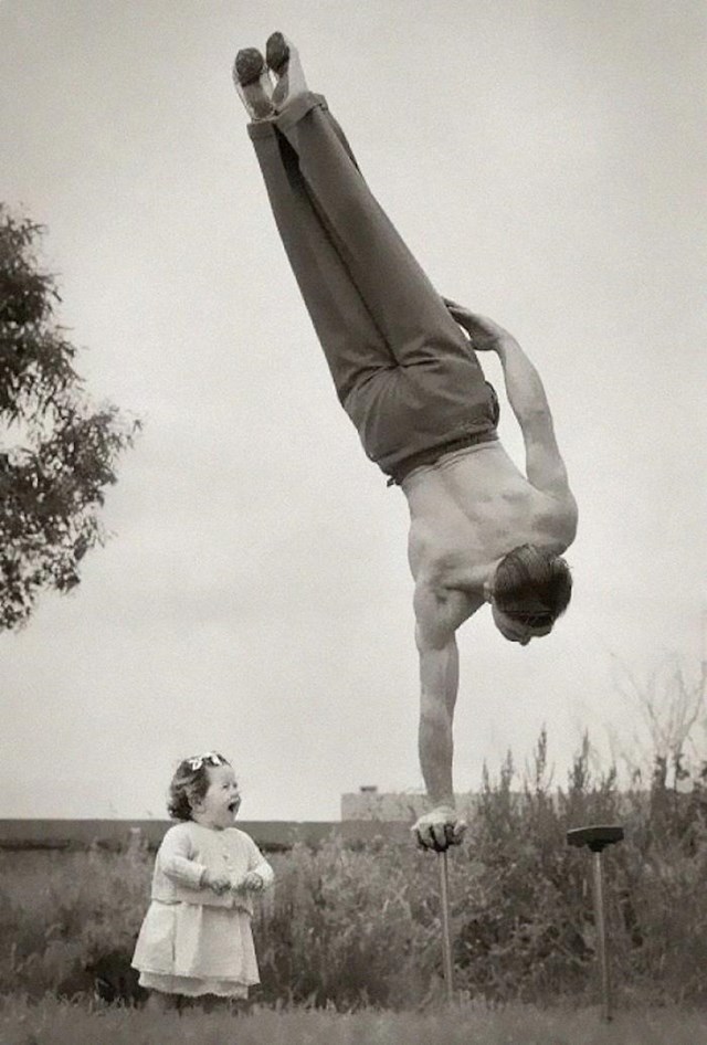 Tata koji je pokazao svoju vještinu na iznenađenje svoje male kćeri u Melbourneu, Australija, 1940 -ih