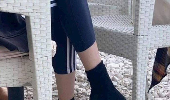 Nestabilno vrijeme u Dalmaciji moglo bi se opisati obućom ove djevojke