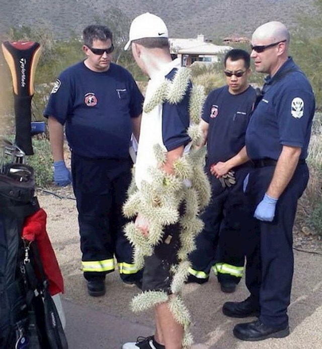 Ovo je sigurno bolno, vatrogasci ni sami ne znaju kako bi izvadili ove kaktuse.