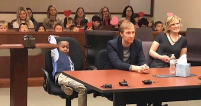 Ovaj dječak doveo je prijatelje iz vrtića na sud kako bi vidjeli njegove nove roditelje