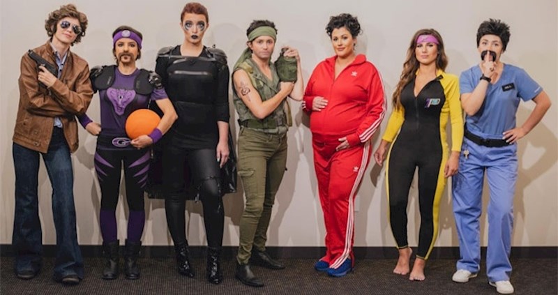 Svake godine sedam prijateljica odjene se kao različita verzija iste slavne osobe, rezultat postaje sve bolji