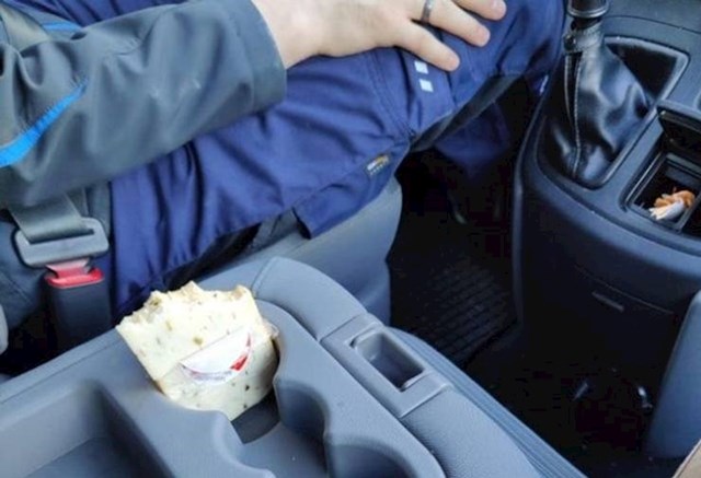 "Moj dečko dok vozi jede sir bez ičega."