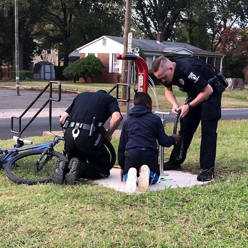 #11 Dva policajca zaustavila su se kako bi pomogla mladiću da promijeni  gumu nakon što su primijetila da se muči na svom
