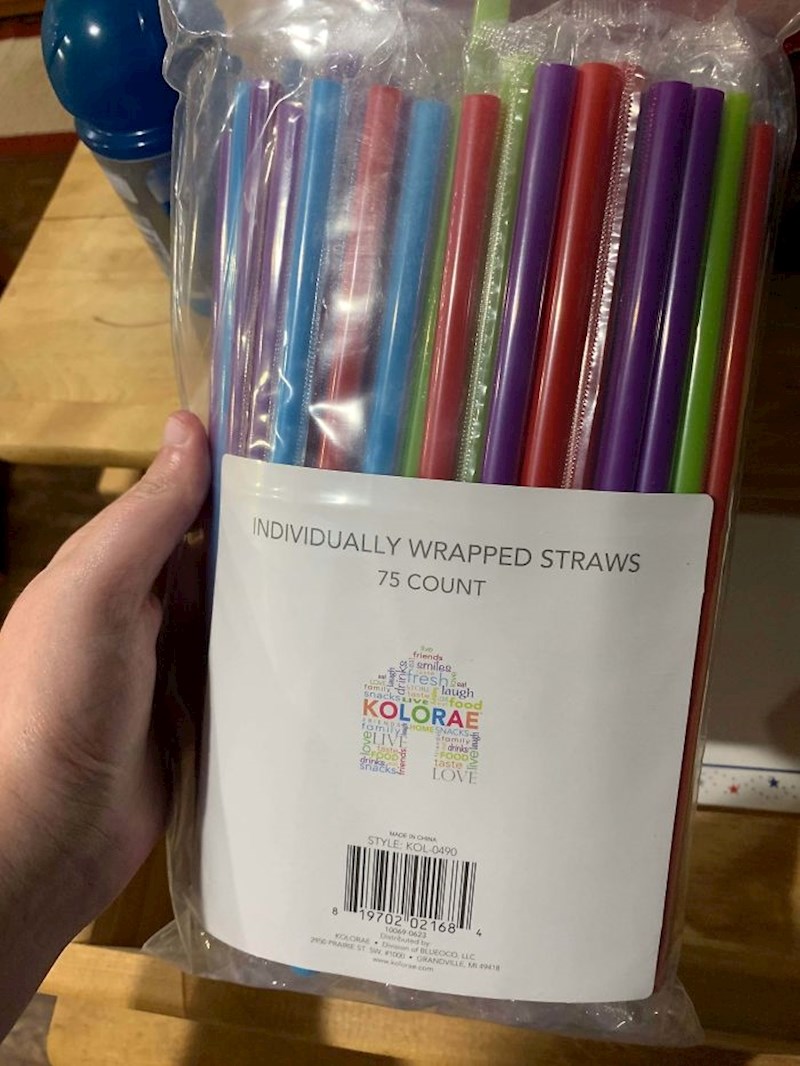 "Plastične slamke pojedinačno umotane u plastiku, a zatim u još jednu plastičnu vrećicu."