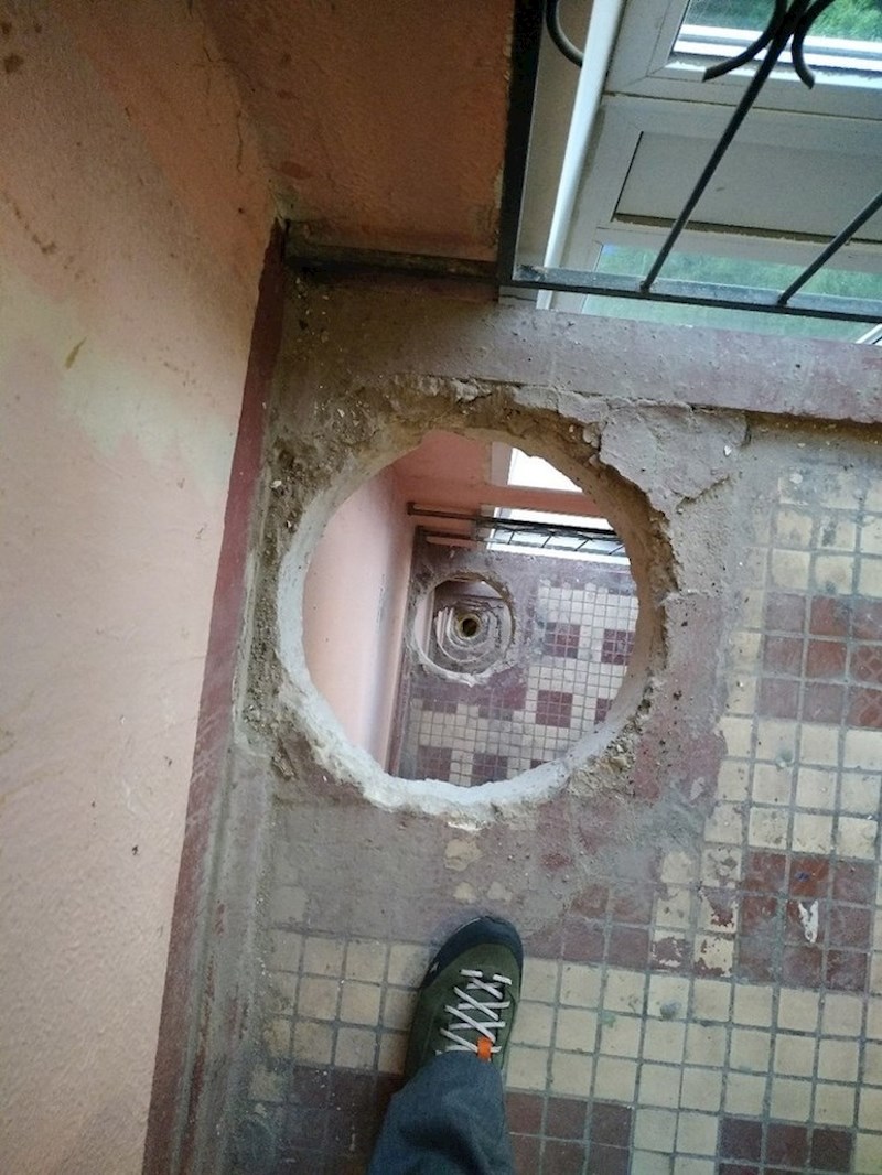 Zamjena cijevi za otpad u zgradi.