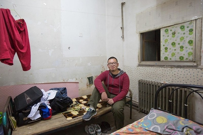 Li Yang radi kao automehaničar.